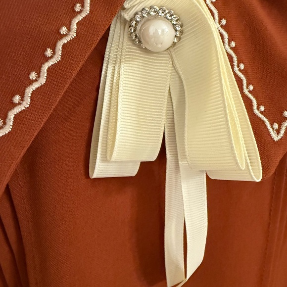 Chic Rust Blouse with White Detailing - Picture 7 of 7